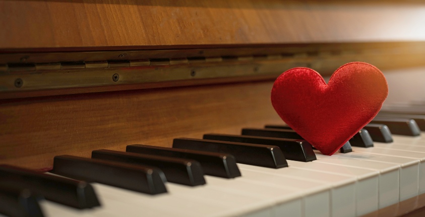 Canciones de amor, en español, para integrar la música en tus lecciones